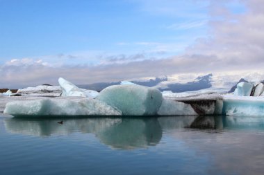İzlanda 'da buzul gölü. İzlanda turistik merkezleri. Kutup buzulu. Okyanus buzulu
