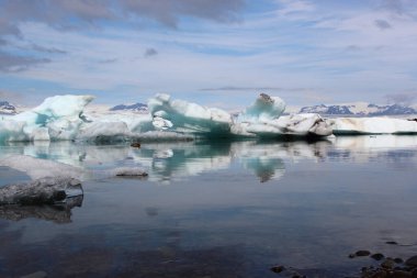 İzlanda 'da buzul gölü. İzlanda turistik merkezleri. Kutup buzulu. Okyanus buzulu