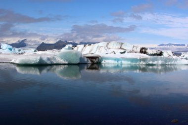 İzlanda 'da buzul gölü. İzlanda turistik merkezleri. Kutup buzulu. Okyanus buzulu