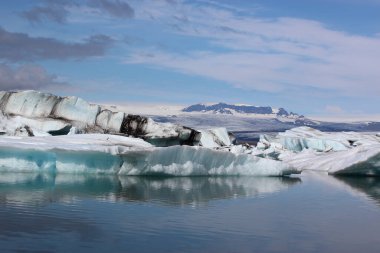 İzlanda 'da buzul gölü. İzlanda turistik merkezleri. Kutup buzulu. Okyanus buzulu