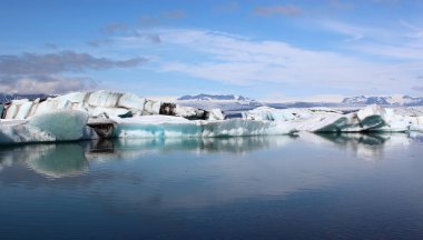 İzlanda 'da buzul gölü. İzlanda turistik merkezleri. Kutup buzulu. Okyanus buzulu