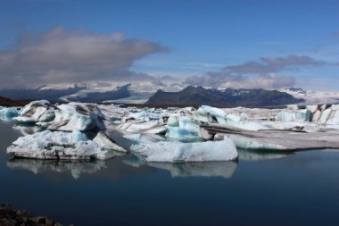İzlanda 'da buzul gölü. İzlanda turistik merkezleri. Kutup buzulu. Okyanus buzulu