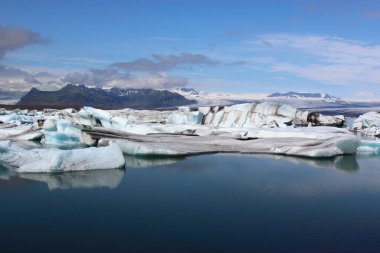 İzlanda 'da buzul gölü. İzlanda turistik merkezleri. Kutup buzulu. Okyanus buzulu