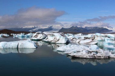 İzlanda 'da buzul gölü. İzlanda turistik merkezleri. Kutup buzulu. Okyanus buzulu