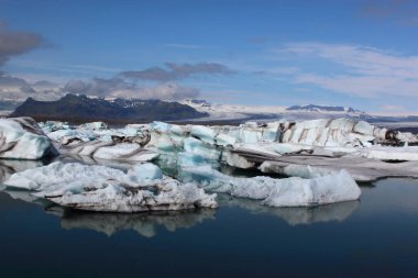 İzlanda 'da buzul gölü. İzlanda turistik merkezleri. Kutup buzulu. Okyanus buzulu