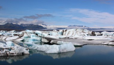 İzlanda 'da buzul gölü. İzlanda turistik merkezleri. Kutup buzulu. Okyanus buzulu