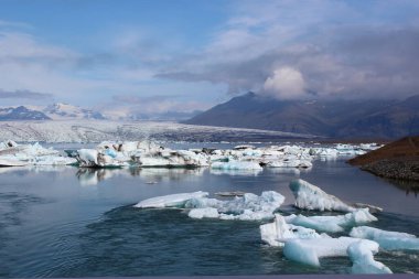 İzlanda 'da buzul gölü. İzlanda turistik merkezleri. Kutup buzulu. Okyanus buzulu
