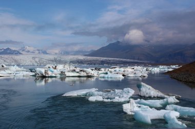 İzlanda 'da buzul gölü. İzlanda turistik merkezleri. Kutup buzulu. Okyanus buzulu
