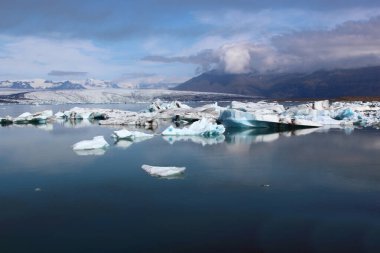 İzlanda 'da buzul gölü. İzlanda turistik merkezleri. Kutup buzulu. Okyanus buzulu