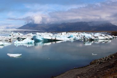 İzlanda 'da buzul gölü. İzlanda turistik merkezleri. Kutup buzulu. Okyanus buzulu