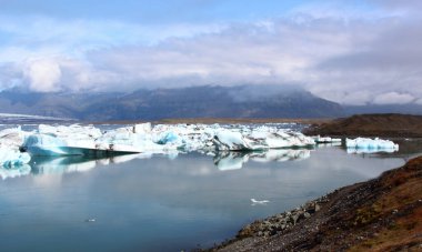 İzlanda 'da buzul gölü. İzlanda turistik merkezleri. Kutup buzulu. Okyanus buzulu
