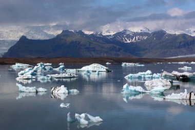 İzlanda 'da buzul gölü. İzlanda turistik merkezleri. Kutup buzulu. Okyanus buzulu
