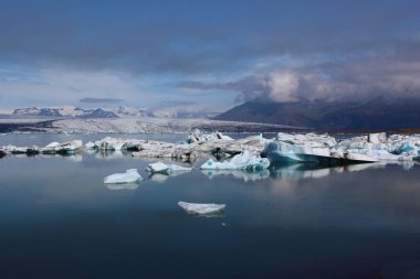 İzlanda 'da buzul gölü. İzlanda turistik merkezleri. Kutup buzulu. Okyanus buzulu