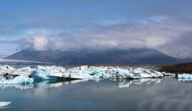 İzlanda 'da buzul gölü. İzlanda turistik merkezleri. Kutup buzulu. Okyanus buzulu