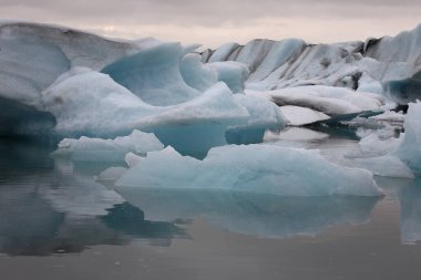 İzlanda 'da buzul gölü. İzlanda turistik merkezleri. Kutup buzulu. Okyanus buzulu