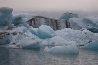 İzlanda 'da buzul gölü. İzlanda turistik merkezleri. Kutup buzulu. Okyanus buzulu