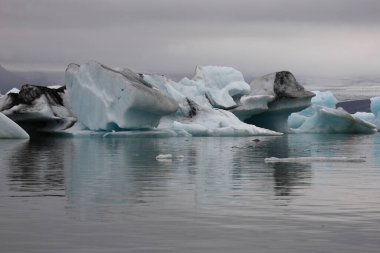 İzlanda 'da buzul gölü. İzlanda turistik merkezleri. Kutup buzulu. Okyanus buzulu