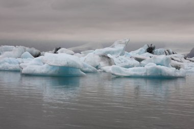 İzlanda 'da buzul gölü. İzlanda turistik merkezleri. Kutup buzulu. Okyanus buzulu