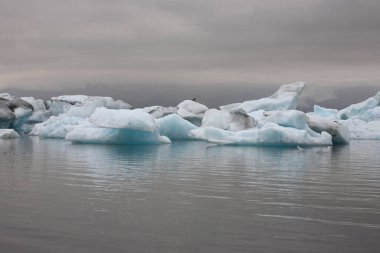 İzlanda 'da buzul gölü. İzlanda turistik merkezleri. Kutup buzulu. Okyanus buzulu