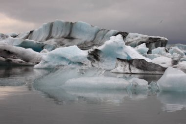 İzlanda 'da buzul gölü. İzlanda turistik merkezleri. Kutup buzulu. Okyanus buzulu