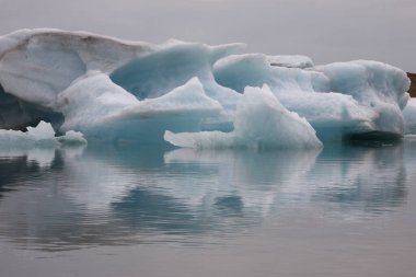İzlanda 'da buzul gölü. İzlanda turistik merkezleri. Kutup buzulu. Okyanus buzulu