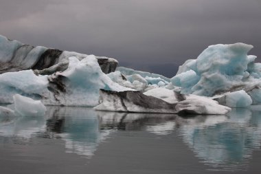 İzlanda 'da buzul gölü. İzlanda turistik merkezleri. Kutup buzulu. Okyanus buzulu