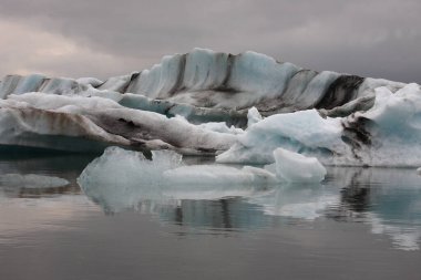 İzlanda 'da buzul gölü. İzlanda turistik merkezleri. Kutup buzulu. Okyanus buzulu