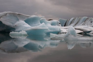 İzlanda 'da buzul gölü. İzlanda turistik merkezleri. Kutup buzulu. Okyanus buzulu