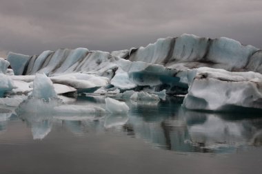 İzlanda 'da buzul gölü. İzlanda turistik merkezleri. Kutup buzulu. Okyanus buzulu