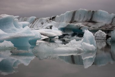 İzlanda 'da buzul gölü. İzlanda turistik merkezleri. Kutup buzulu. Okyanus buzulu