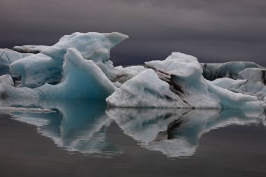 İzlanda 'da buzul gölü. İzlanda turistik merkezleri. Kutup buzulu. Okyanus buzulu