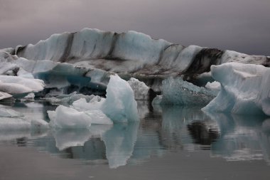 İzlanda 'da buzul gölü. İzlanda turistik merkezleri. Kutup buzulu. Okyanus buzulu