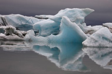 İzlanda 'da buzul gölü. İzlanda turistik merkezleri. Kutup buzulu. Okyanus buzulu