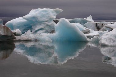 İzlanda 'da buzul gölü. İzlanda turistik merkezleri. Kutup buzulu. Okyanus buzulu