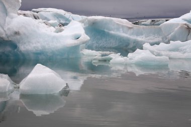 İzlanda 'da buzul gölü. İzlanda turistik merkezleri. Kutup buzulu. Okyanus buzulu
