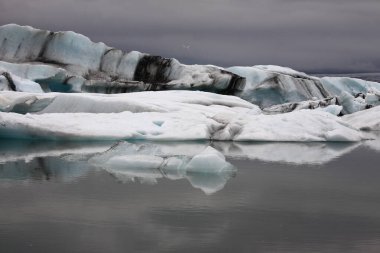 İzlanda 'da buzul gölü. İzlanda turistik merkezleri. Kutup buzulu. Okyanus buzulu