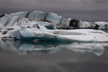 İzlanda 'da buzul gölü. İzlanda turistik merkezleri. Kutup buzulu. Okyanus buzulu