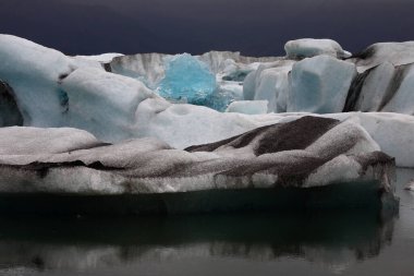 İzlanda 'da buzul gölü. İzlanda turistik merkezleri. Kutup buzulu. Okyanus buzulu
