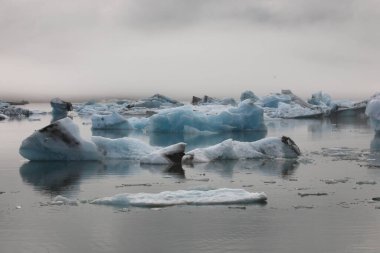 İzlanda 'da buzul gölü. İzlanda turistik merkezleri. Kutup buzulu. Okyanus buzulu