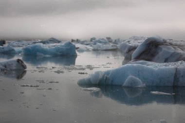 İzlanda 'da buzul gölü. İzlanda turistik merkezleri. Kutup buzulu. Okyanus buzulu