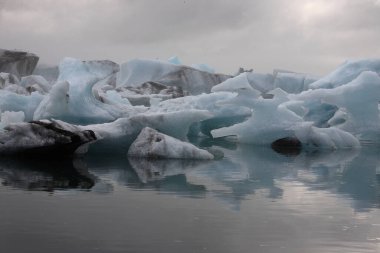 İzlanda 'da buzul gölü. İzlanda turistik merkezleri. Kutup buzulu. Okyanus buzulu