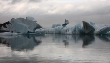İzlanda 'da buzul gölü. İzlanda turistik merkezleri. Kutup buzulu. Okyanus buzulu