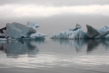 İzlanda 'da buzul gölü. İzlanda turistik merkezleri. Kutup buzulu. Okyanus buzulu