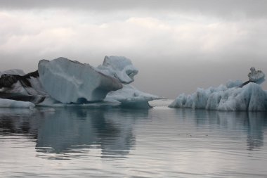 İzlanda 'da buzul gölü. İzlanda turistik merkezleri. Kutup buzulu. Okyanus buzulu