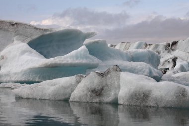 İzlanda 'da buzul gölü. İzlanda turistik merkezleri. Kutup buzulu. Okyanus buzulu