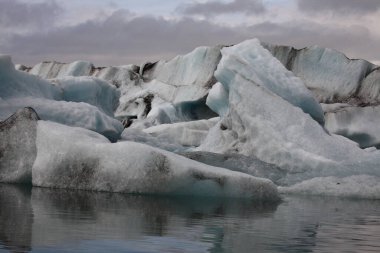 İzlanda 'da buzul gölü. İzlanda turistik merkezleri. Kutup buzulu. Okyanus buzulu