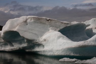 İzlanda 'da buzul gölü. İzlanda turistik merkezleri. Kutup buzulu. Okyanus buzulu