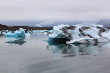 İzlanda 'da buzul gölü. İzlanda turistik merkezleri. Kutup buzulu. Okyanus buzulu