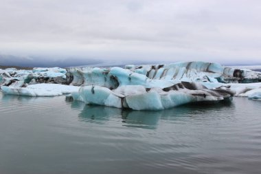 İzlanda 'da buzul gölü. İzlanda turistik merkezleri. Kutup buzulu. Okyanus buzulu