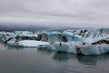 İzlanda 'da buzul gölü. İzlanda turistik merkezleri. Kutup buzulu. Okyanus buzulu